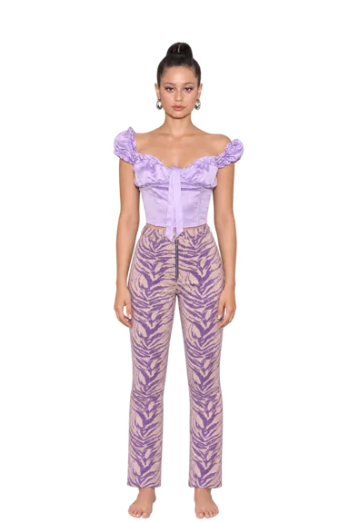 Alexa Demie full-body height-comparison figure